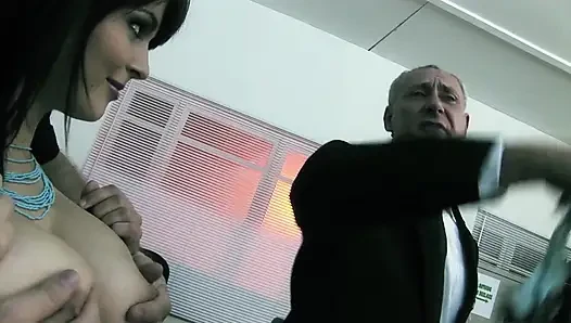 Büyük memeli esmer iki polis memuru tarafından sikiliyor
