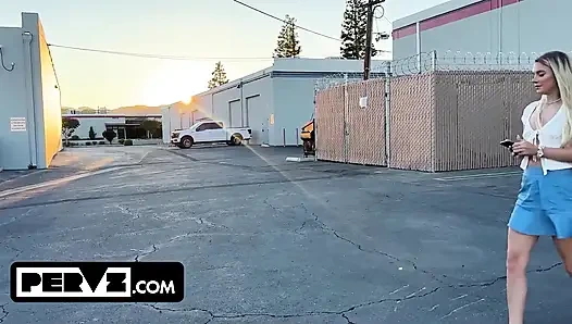 Mahsur kalan Riley Star yol kenarında iki yabancı tarafından kurtarıldıktan sonra çifte sikiliyor