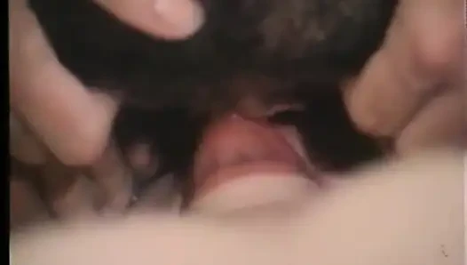 Edepsiz fahişeler deliklerinde birden fazla yarak olmasını seviyor