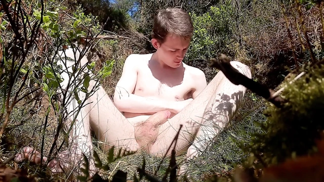 Ormanda çıplak mastürbasyon yapıyor