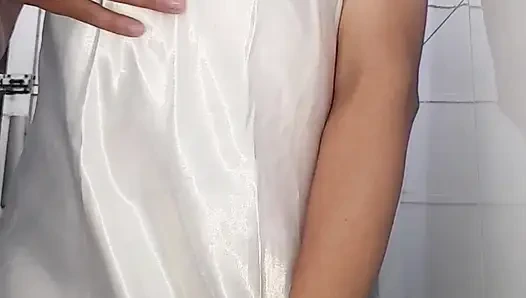 Saten uzun beyaz iç çamaşırı fetişi boşalma