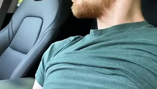 Zencefilli delikanlı arabasında bir yük vuruyor