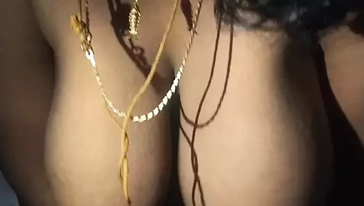 Gündelik Tamil ateşli vücut gösteriyor ve göğüsleri karanlık odada zıplıyor