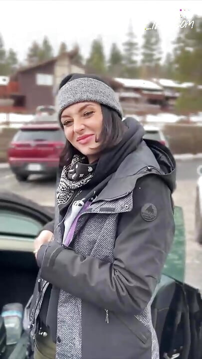 Snowbird Charlotte Sins soğuk Alplerde dolaşıyor