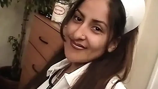 Büyük doğal göğüsler üçlü amcık sikişi... göte boşalma