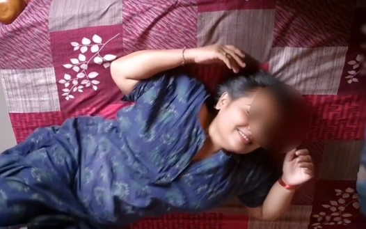 Ateşli yengemi gece sıkılmış halde sikiyorum ve büyük göğüslerini parmaklıyor ve amına boşalıyor