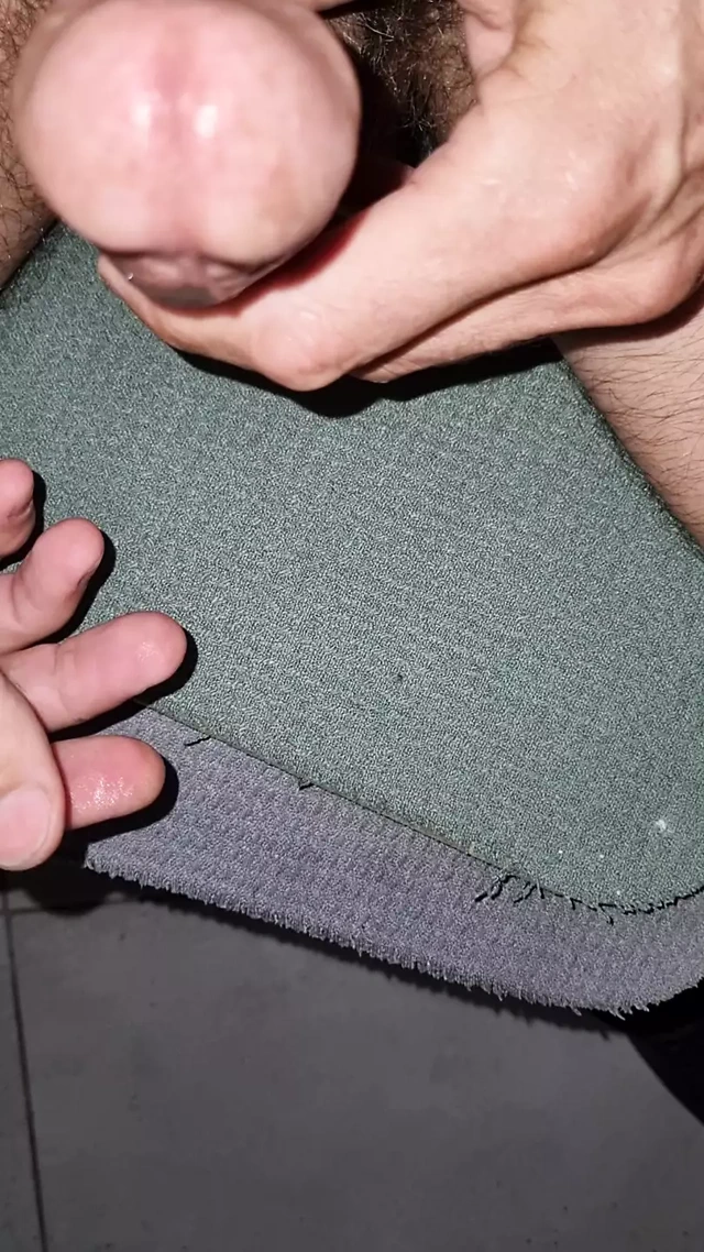 Yarağımı derinden çalıyorum