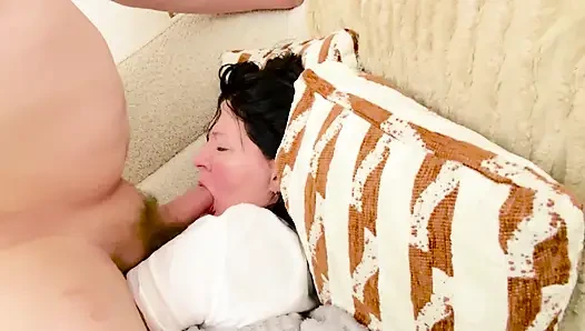 Babası fabrikada çalışırken sevgili üvey annesini ağzında ve poposunda sevişti.