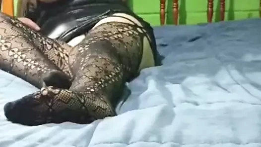 Yavru kedi yatakta başarısız oluyor