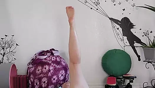 Seksi ayaklar milf aurora willows yapıyor egzersiz içinde ganimet şort