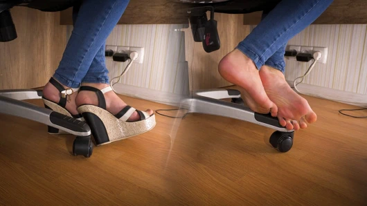 Ateşli sekreter yüksek topuklu masa altı topuklu seksi ayaklarıyla alay ediyor