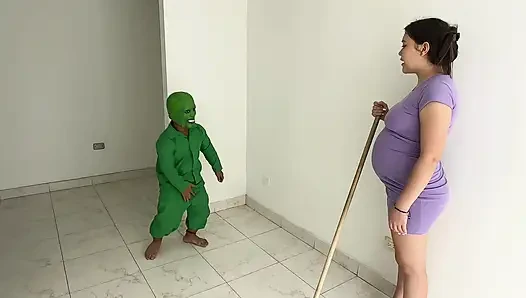 Seksi hamile latin evde azgın küçük bir canavar buluyor ve onu rahatsız etmemesi karşılığında onu sert sikiyor.