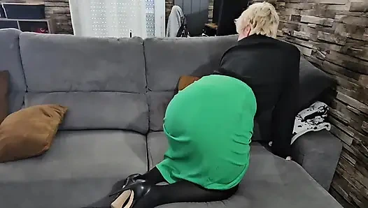 Seksi olgun orta yaşlı seksi kadın orgazm olana kadar amında ve götünde bu dildo kullanıyor