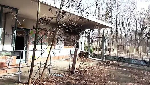 Irklararası açık havada üçlü seks eğlencesi: sıska kaltak siyah ve beyaz yarağın tadını çıkarıyor