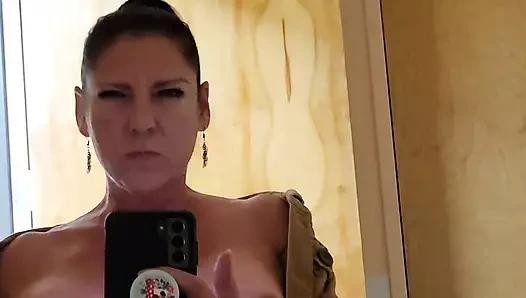 İş yerinde patronun kim olduğunu amcığıma göstermek için gizlice sikişiyorum!