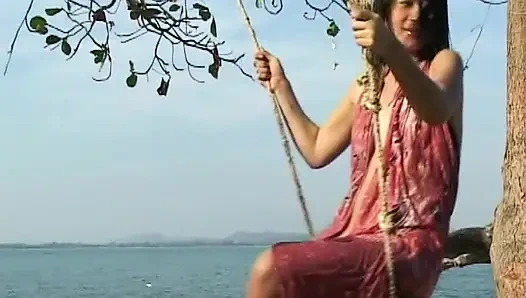 Salıncakta güzel Asyalılar