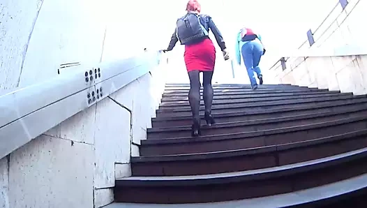 Sokakta kadın üzerinde büyük kaslı buzağılar