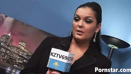 Büyük memeli tarra white grup seksin tadını çıkarıyor