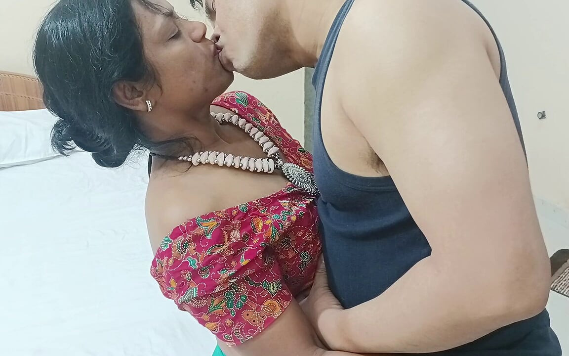 Güzel Hintli seksi yenge simran erkek arkadaşıyla aynı yatağı ve ateşli romantik sikişiyor