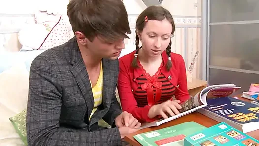 Rus genç kız götüne şişman yarak alıyor