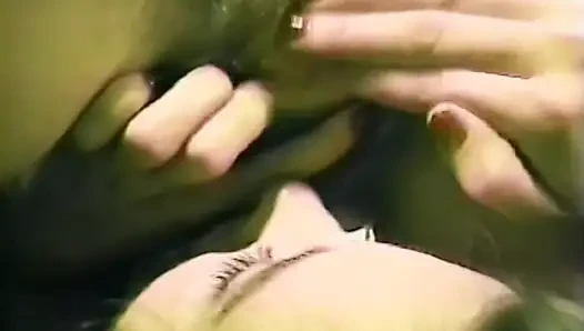 Tutkulu esmer kızlar patlamalı orgazm için yalıyor ve parmaklıyor