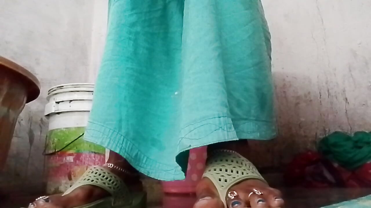 Desi 25-year-old horny village girl Geeta Bhabhi masturbation video, Geeta9905
