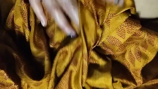 Yenge seks oyuncağını amına soktu ve amcık suyunu çıkardı