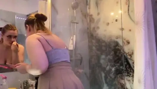 Bir fahişe uzaktan kumandalı dildo vibratör kullanmak için tuvalete giriyor