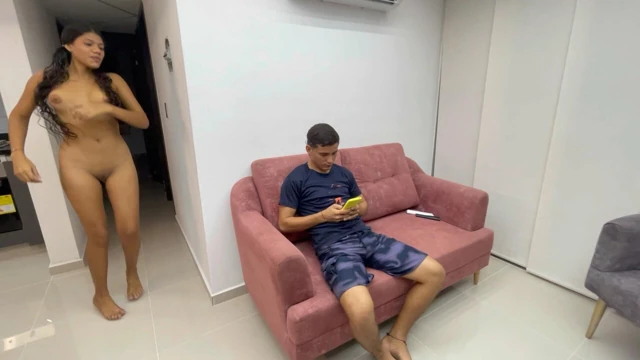 Küçük Hintli üvey kız kardeşim evin her yerinde çıplak koşarak beni baştan çıkarıyor ve ona hayatının en iyi sikişini veriyorum