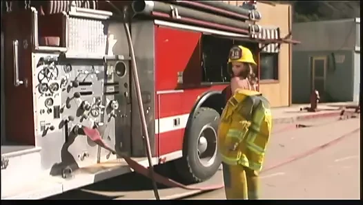 Sürtük esmer kamyonda sert sikişerek yerel itfaiyeciye teşekkür etmeye hevesli
