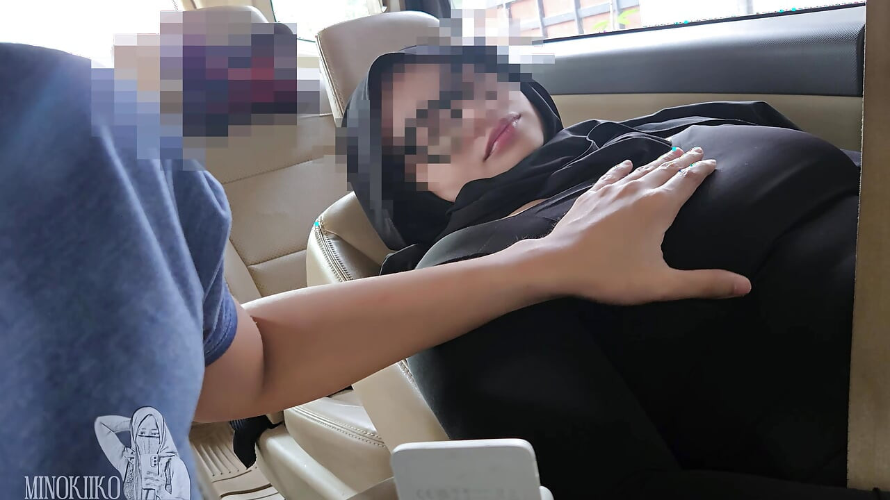 Ofis arabasıyla tesettürlü bir iş arkadaşını şehir dışına çıkarıyor - minokiiko