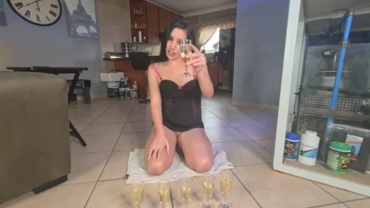 Adam sürtüğün yutması için altı küçük gözlüğün içine işiyor