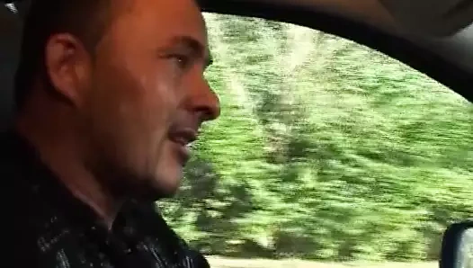 Azgın ve tombul bir Alman kadın arabanın arkasından sikiliyor