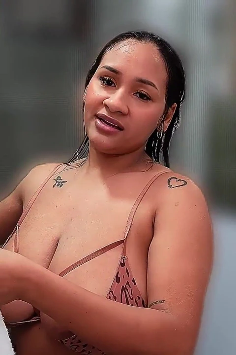 Esmer Büyük Göğüsler Spor Sonrası Küvette Dokunuldu