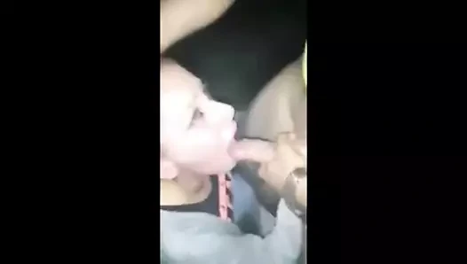 Kıza dışarda sert sakso çekiyorlar