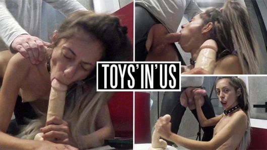 Sıska sürtük seviyor bir üçlü ile bir çük ve bir yapay penis