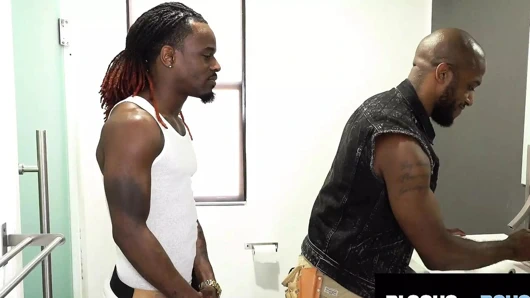 tesisatçılar jock'un borularını onarıyor ve onu sert prezervatifsiz sikiyor