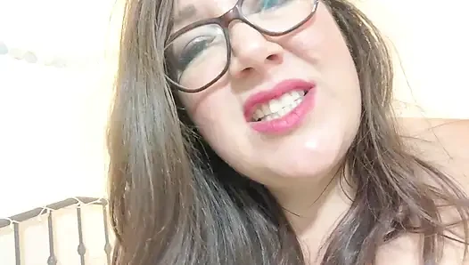 Üvey annenin üzerinde sikiliyor ve mastürbasyon yapıyor
