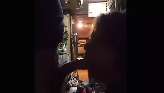 Karısı yabancının sikini emiyor