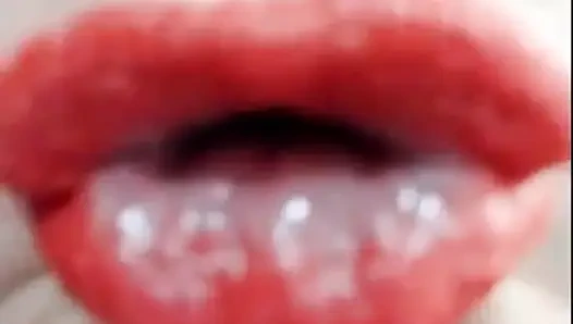 Ağız turu ile kırmızı ruj