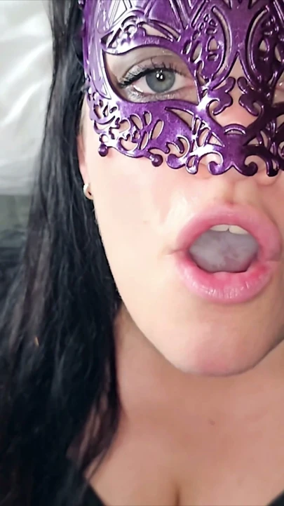 Seksi orta yaşlı seksi kadın kocasını arka arkaya iki kez boşalana ve büyük döl dölünü yutana kadar emiyor - millie fox | Klip 1