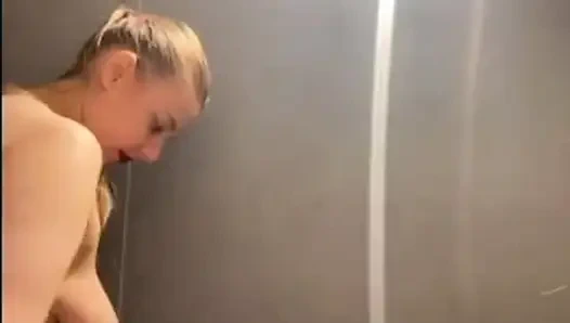 Büyük yarak ve dölle çifte penetrasyon