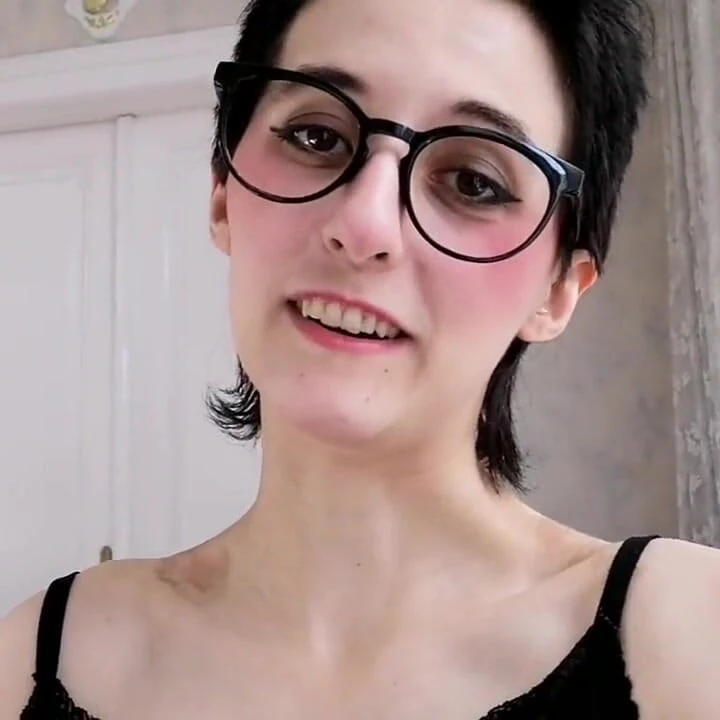 Üvey kız kardeş sikişen üvey erkek kardeşine işkence ediyor