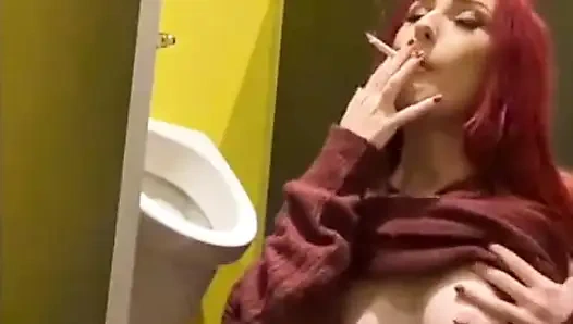 Pisuvarda sigara içiyor