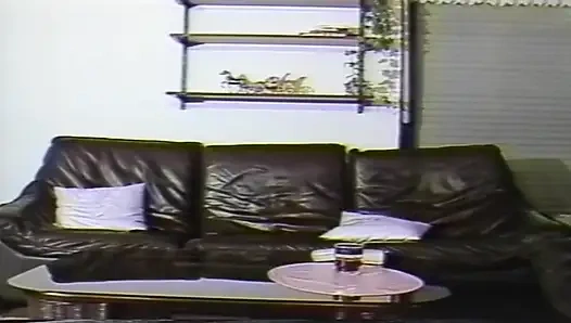 Klasik olgun esmer kanepede parmaklanıyor ve orgazm olmak için yalanıyor