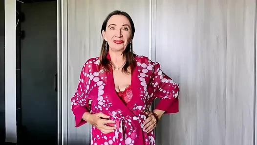 Kırmızı iç çamaşırı baştan çıkarma: olgun güzellik sadece çorapları kalana kadar yavaşça soyunuyor