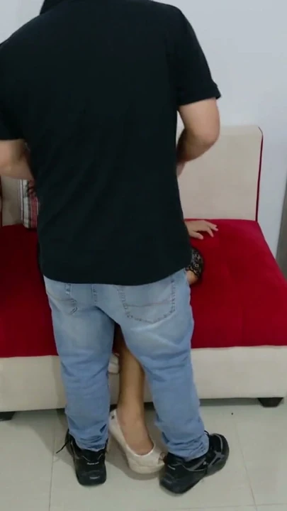 Tesisatçı beni mastürbasyon yaparken yakaladı ve benden daha iyi bir fikri yoktu, beni BDSM fahişesi gibi ağzımı tıkayıp sikmekti. | Clip 1