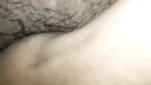 Yalnız evli kadının yüzüne bakıyor