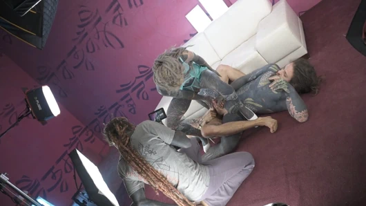 Ağır dövmeli sıska kız anuskatzz ile kamera arkası