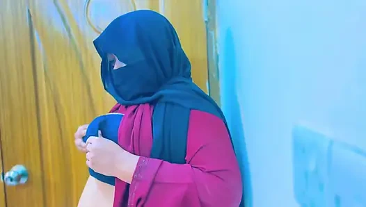 Mısırlı ateşli hizmetçi süper azgın oluyor ve ofis odasında mastürbasyon yapmaya başlıyor ve patron onu görünce elle muameleye başlıyor